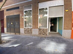 Local commercial dans Azuqueca de Henares, Guadalajara à louer Photo de l’immeuble– Image 1 sur 11