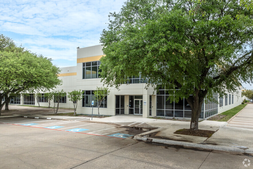 1125 E Collins Blvd, Richardson, TX à louer - Photo de l’immeuble – Image 3 sur 6