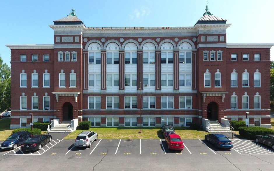 19 Wood St, Lewiston, ME à vendre - Photo principale – Image 1 sur 25