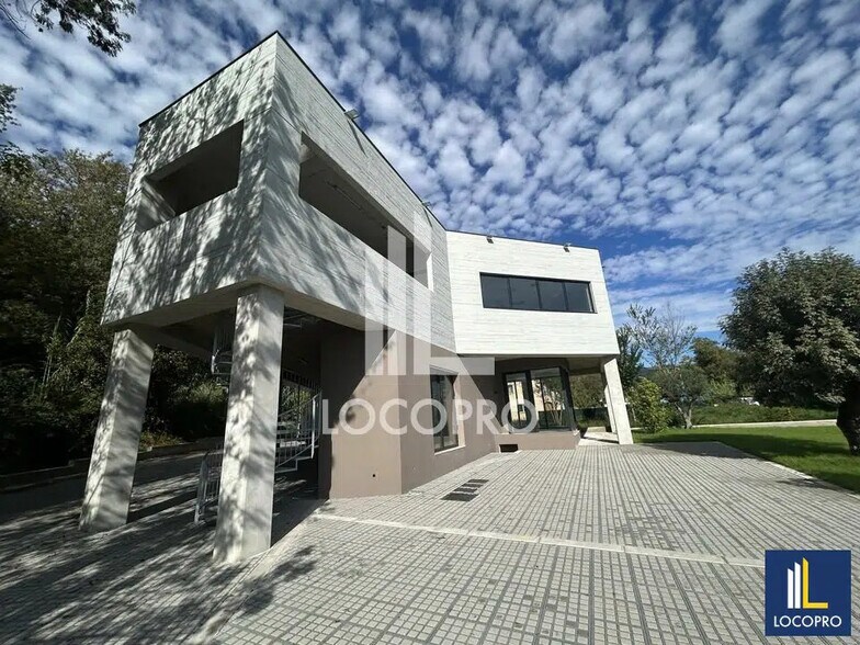 980 Boulevard Pierre Sauvaigo, La Colle-sur-Loup à louer - Photo de l’immeuble – Image 3 sur 8