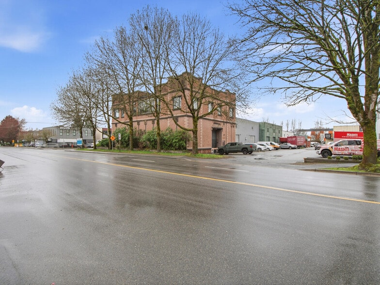 1496 Rupert St, North Vancouver District, BC à louer - Photo de l’immeuble – Image 3 sur 12