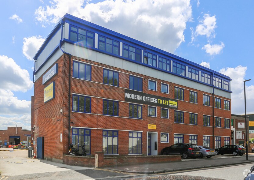 861 Coronation Rd, Londres à louer - Photo principale – Image 1 sur 33