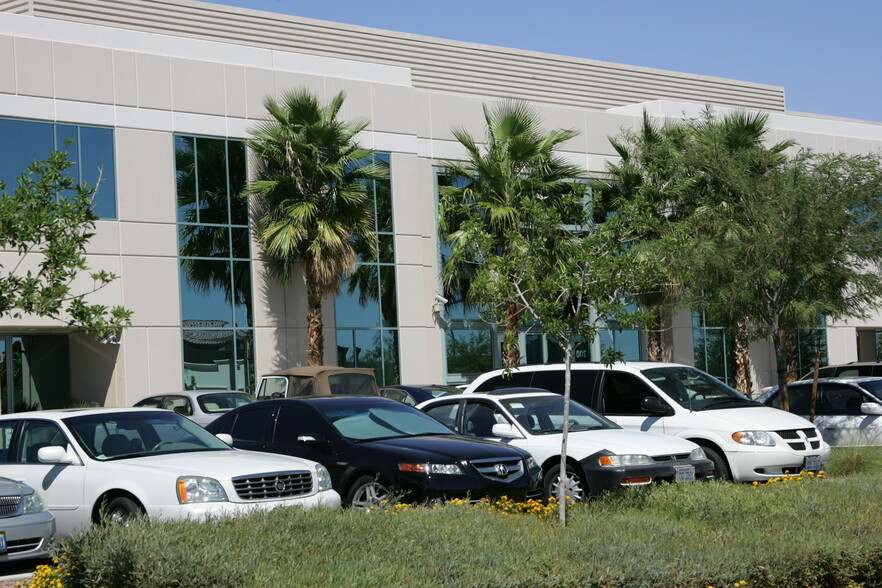 2651 N Crimson Canyon Dr, Las Vegas, NV à louer - Photo de l’immeuble – Image 3 sur 5