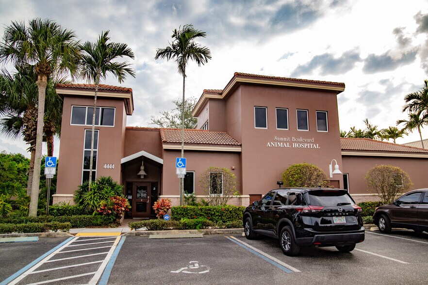 4444 Summit Blvd, West Palm Beach, FL à vendre - Photo de l’immeuble – Image 3 sur 4