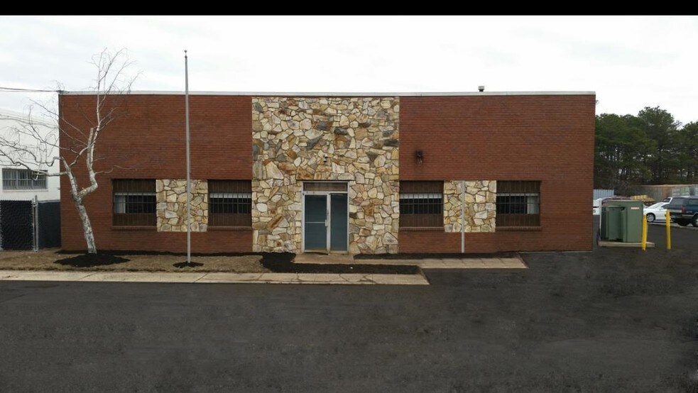 1605 Sycamore Ave, Bohemia, NY à louer - Photo de l’immeuble – Image 2 sur 2