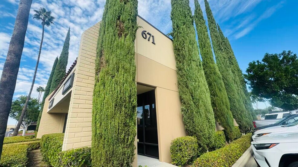 671 Brea Canyon Rd, Walnut, CA à louer - Photo de l’immeuble – Image 1 sur 10