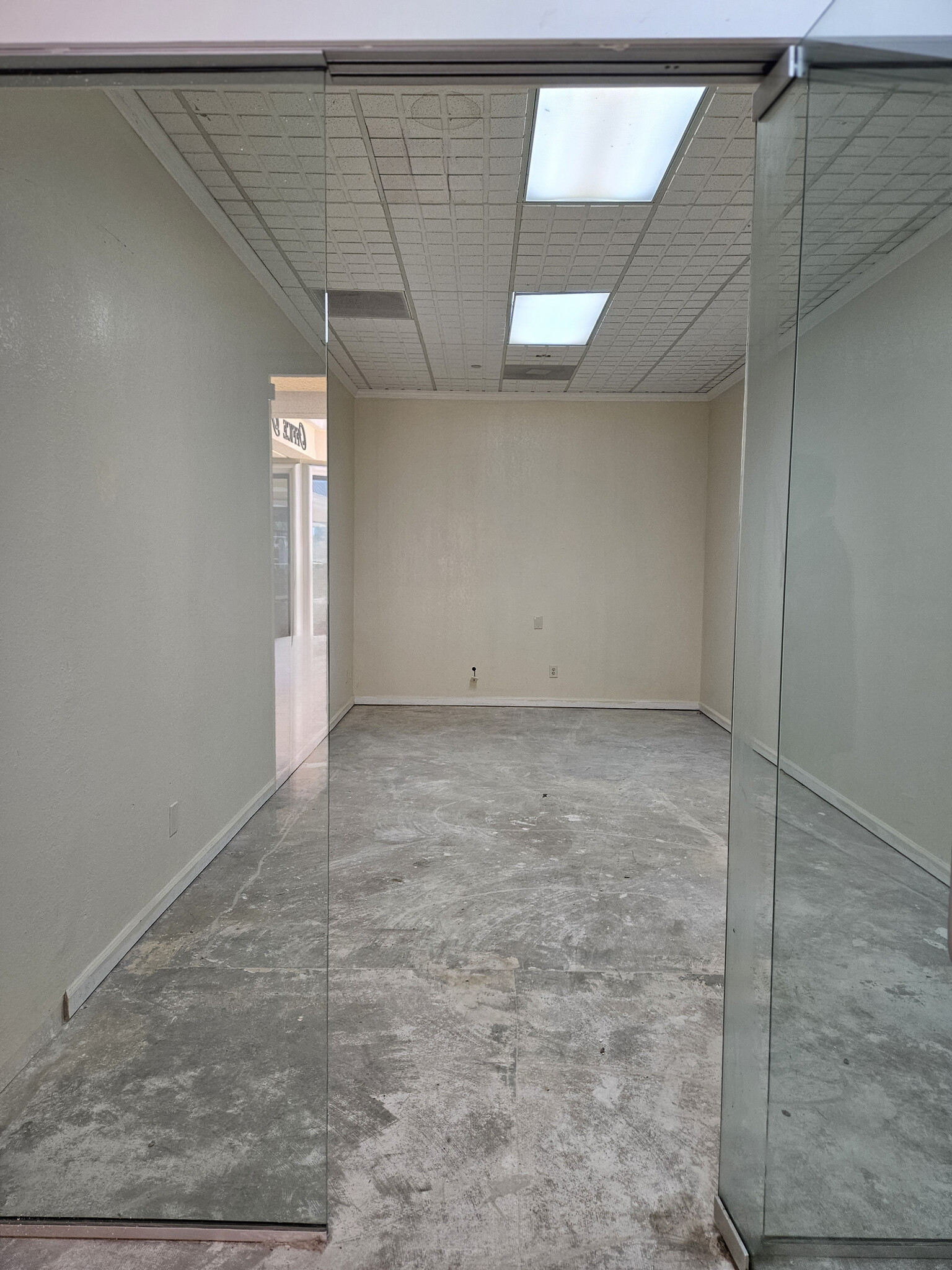1110 W Kettleman Ln, Lodi, CA à louer Photo intérieure– Image 1 sur 6
