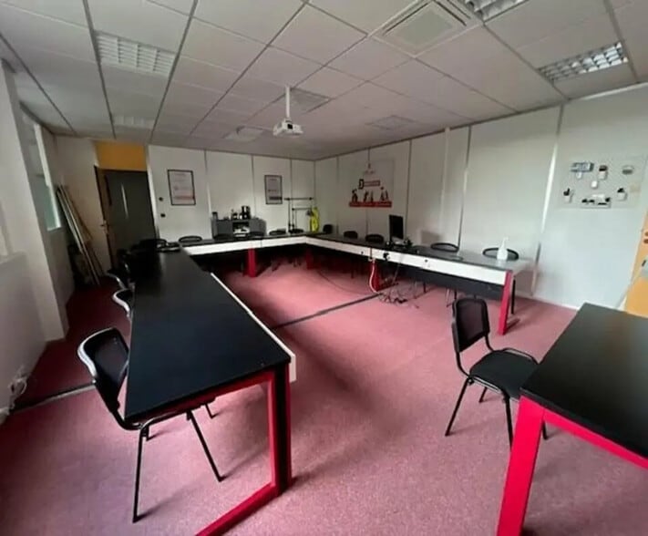 Bureau dans Val-de-Reuil à louer - Photo de l’immeuble – Image 3 sur 10