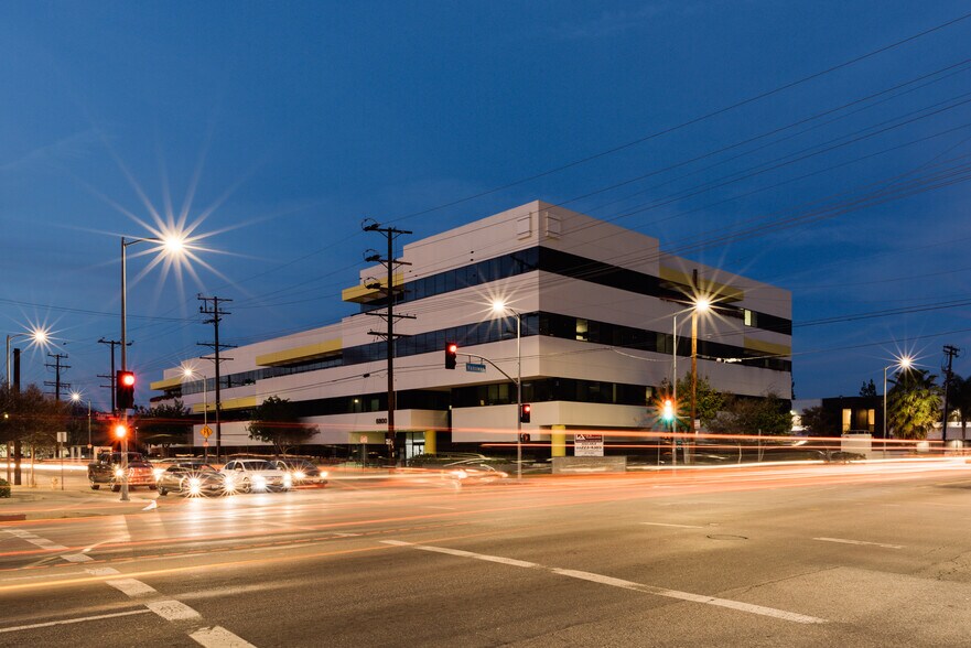 6800 Owensmouth Ave, Woodland Hills, CA à louer - Photo de l’immeuble – Image 2 sur 16