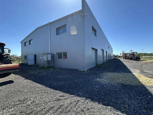 Plus de détails pour Local d'activités à louer