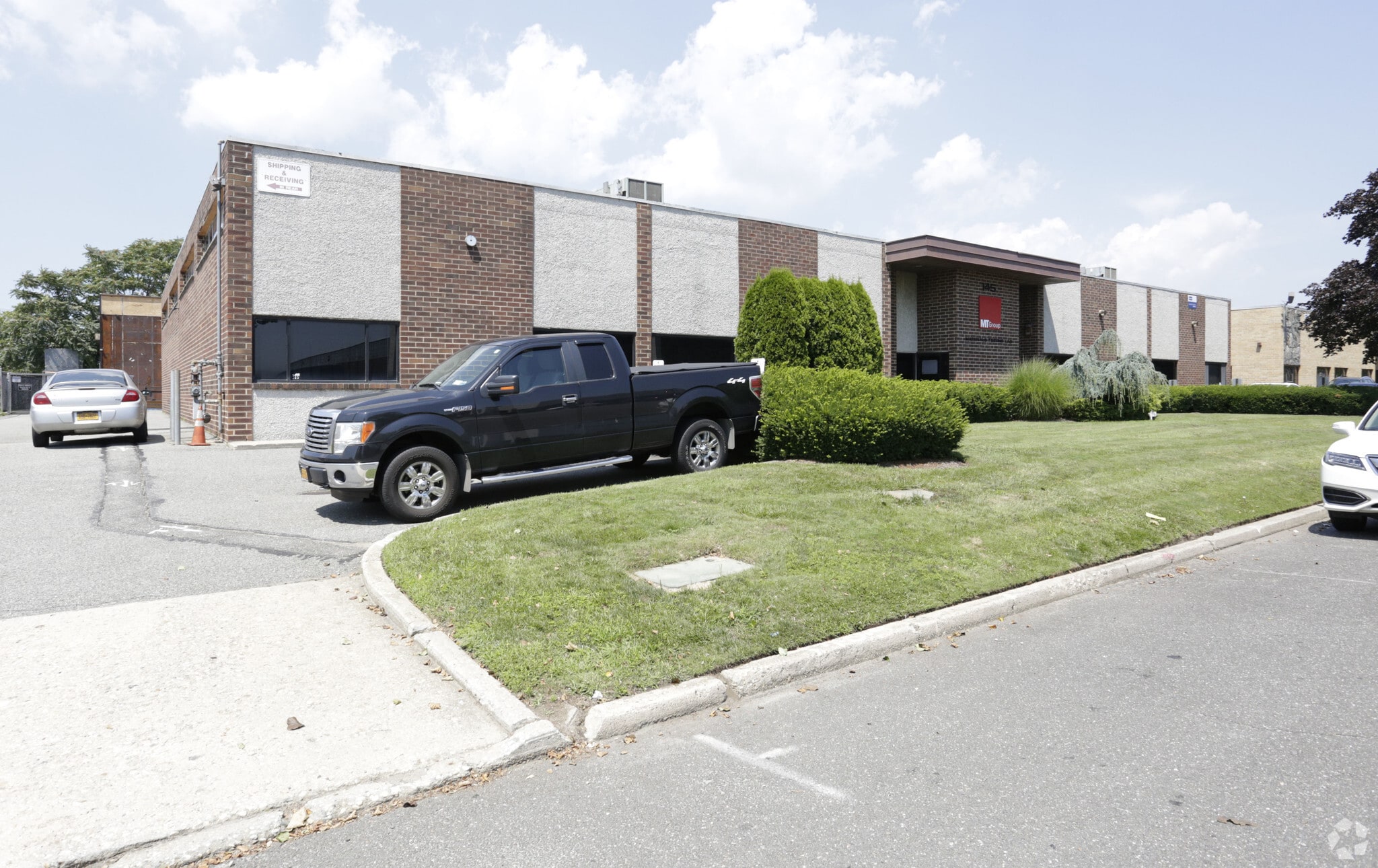 145 Sherwood Ave, Farmingdale, NY à louer Photo principale– Image 1 sur 4