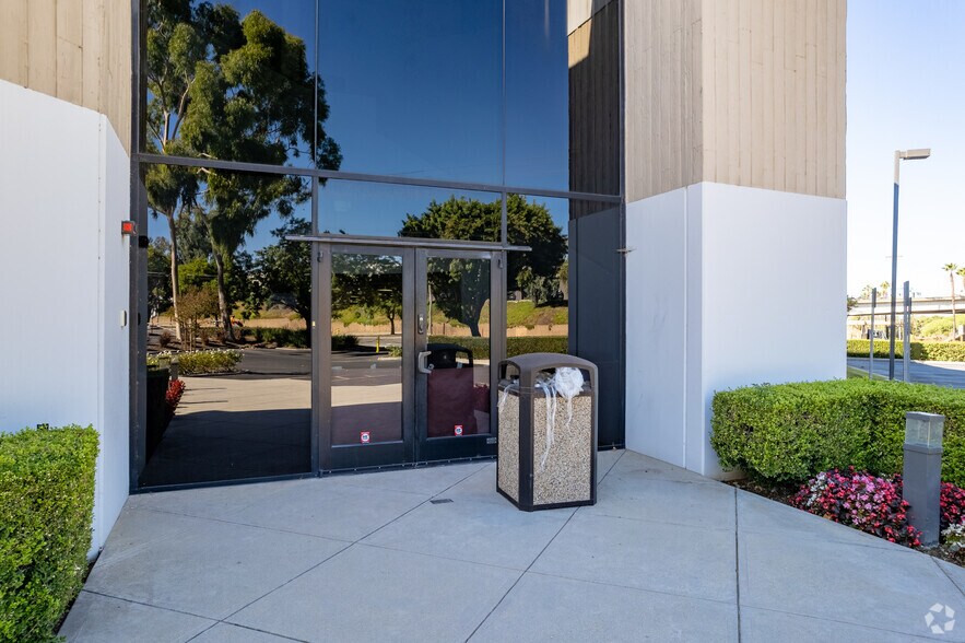 620 W Covina Blvd, San Dimas, CA à louer - Photo de l’immeuble – Image 2 sur 12