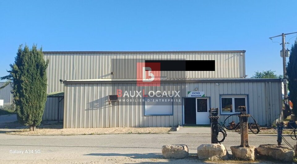 Local d'activités dans LAUDUN-L'ARDOISE à vendre - Photo de l’immeuble – Image 3 sur 12