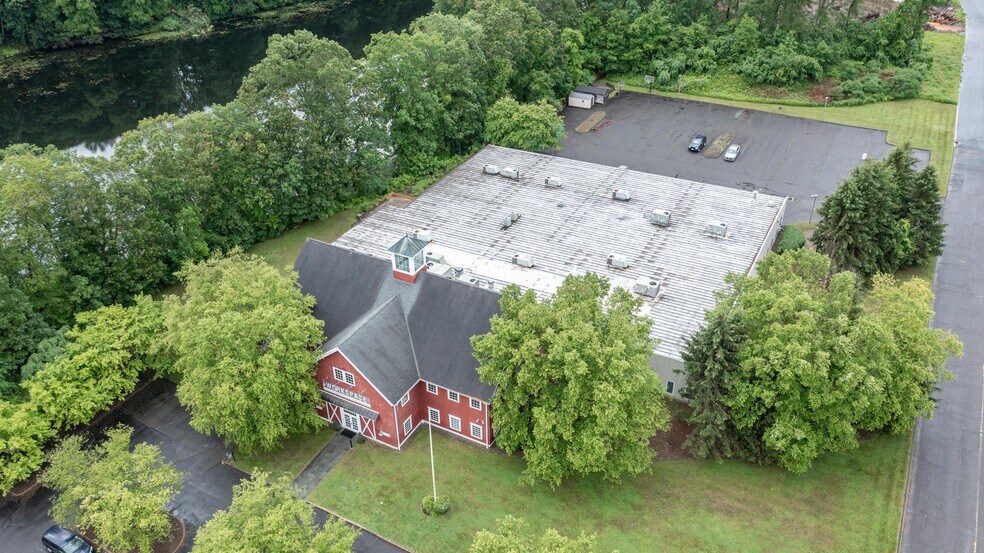 16-18 Trowbridge Dr, Bethel, CT à vendre - Photo de l’immeuble – Image 2 sur 58