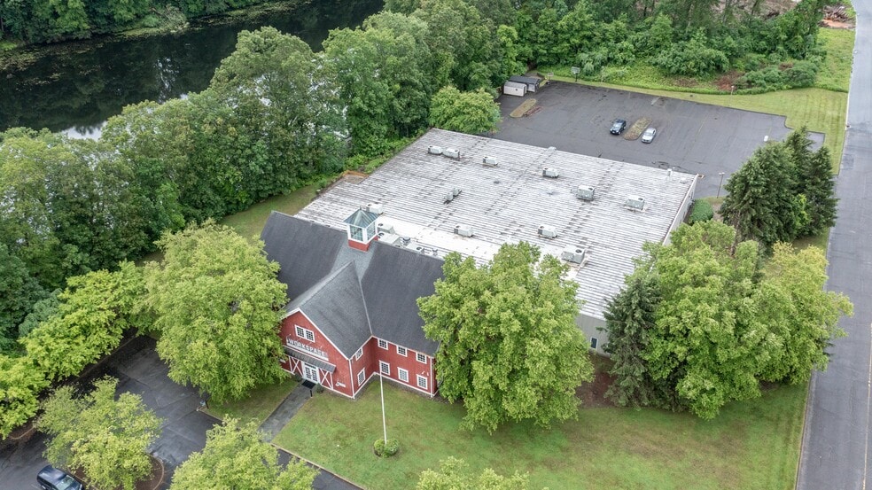 16-18 Trowbridge Dr, Bethel, CT à vendre - Photo de l’immeuble – Image 3 sur 58