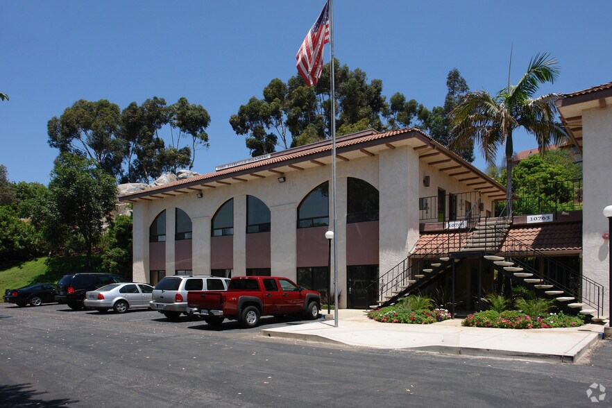10765 Woodside Ave, Santee, CA à louer - Photo principale – Image 1 sur 2