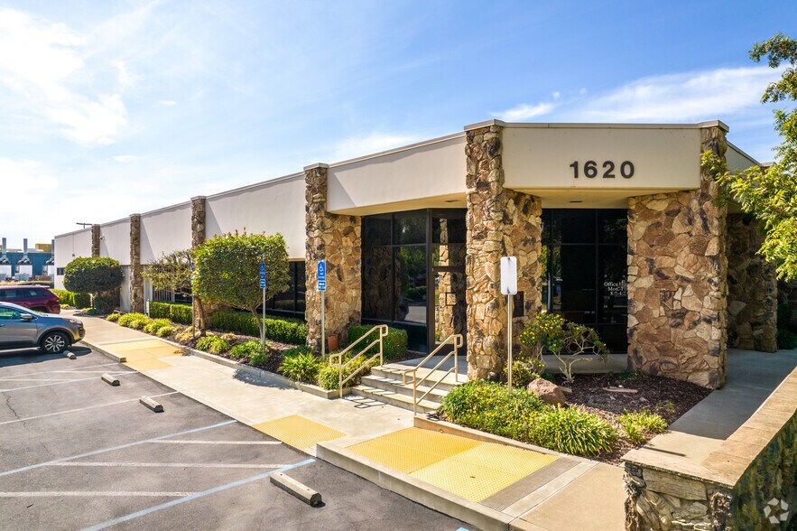 1045 W National Dr, Sacramento, CA à louer - Photo principale – Image 3 sur 15