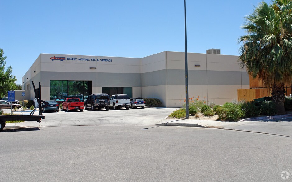 39755 Berkey Dr, Palm Desert, CA à louer - Photo de l’immeuble – Image 3 sur 8