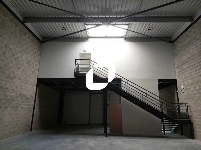 Local d’activités dans Droue-sur-Drouette à louer - Photo de l’immeuble – Image 3 sur 14