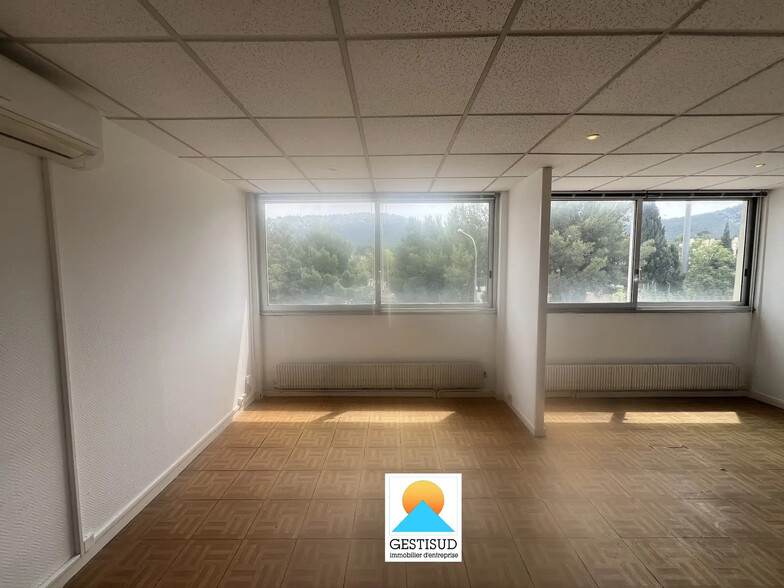 Bureau dans La Penne-sur-Huveaune à louer - Photo de l’immeuble – Image 3 sur 5