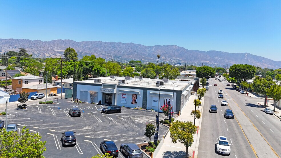 2721 W Magnolia Blvd, Burbank, CA à vendre - Photo de l’immeuble – Image 2 sur 12