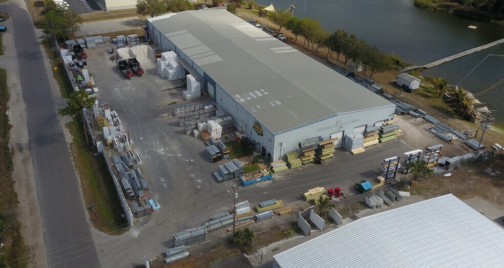 17550 East St, North Fort Myers, FL à louer - Photo de l’immeuble – Image 2 sur 9