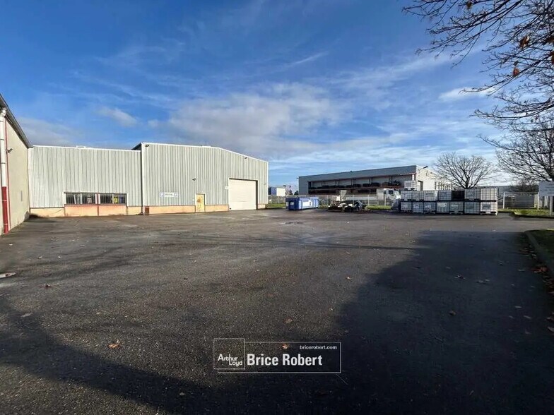 Bureau dans Chassieu à louer - Photo de l’immeuble – Image 2 sur 3