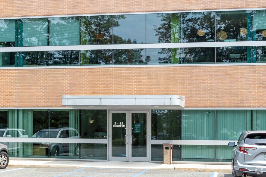 2-12 Corbett Way, Eatontown, NJ à louer - Photo de l’immeuble – Image 2 sur 8
