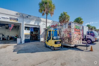 9090 NW South River Dr, Miami, FL à louer Photo de l’immeuble– Image 2 sur 7