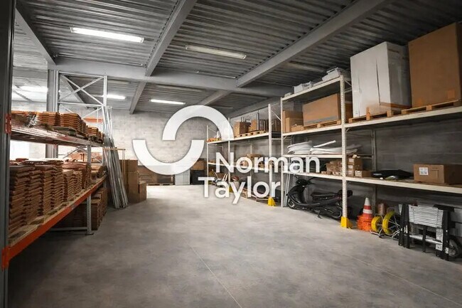 Plus de détails pour Local d'activités à louer