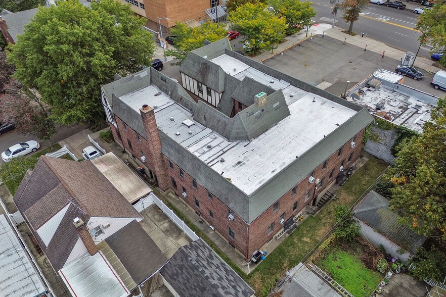 4324 208th St, Bayside, NY à vendre - Photo de l’immeuble – Image 3 sur 15