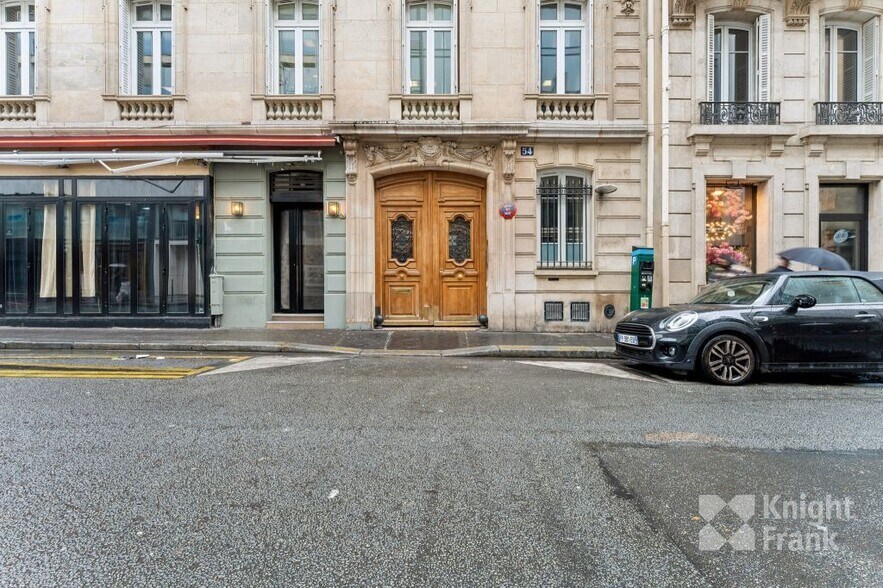 54 Rue De Ponthieu, Paris à louer - Photo de l’immeuble – Image 2 sur 17