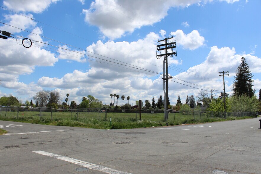 7509 Persimmon Ave, Sacramento, CA à vendre - Photo de l’immeuble – Image 3 sur 12