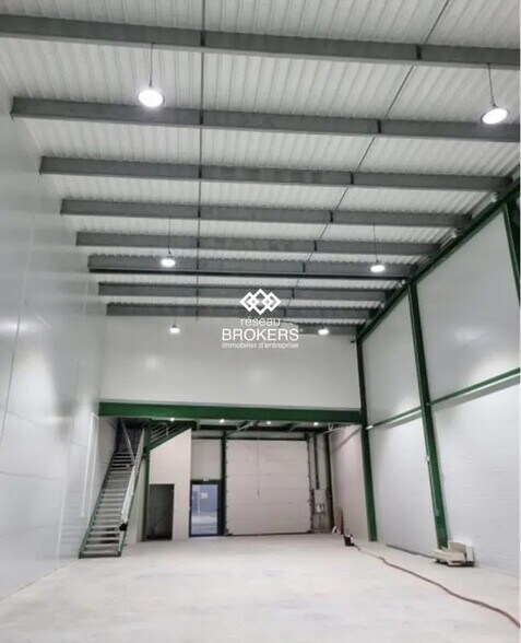 Industriel/Logistique dans Bernes-sur-Oise à louer - Photo de l’immeuble – Image 2 sur 3