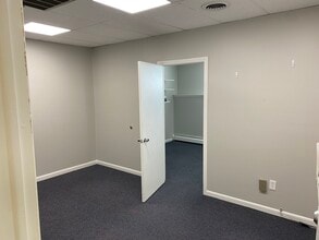 1100 New Britain Ave, West Hartford, CT à louer Photo de l’immeuble– Image 2 sur 4
