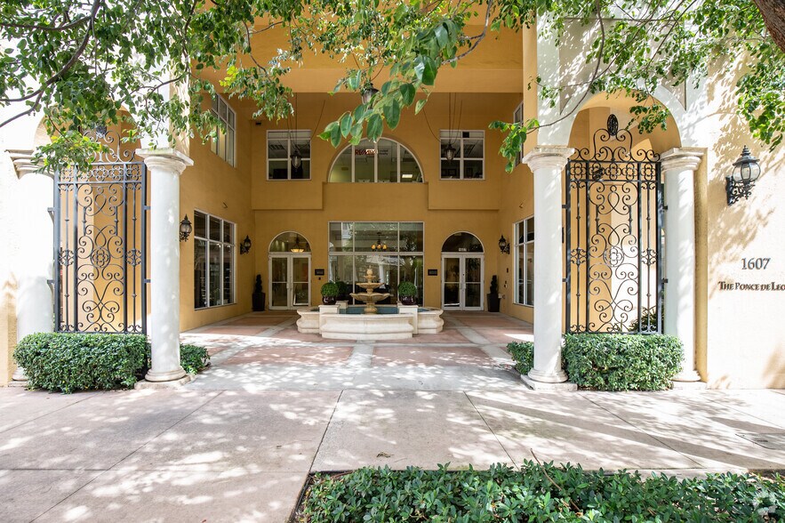1607 Ponce de Leon, Coral Gables, FL à vendre - Photo de l’immeuble – Image 3 sur 8