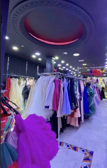 Local commercial dans Paris à louer - Photo de l’immeuble – Image 1 sur 4