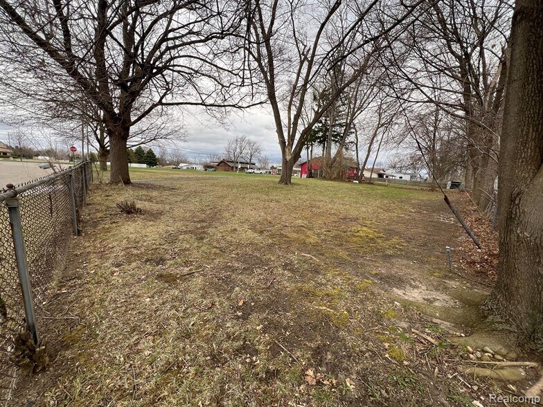 1436 E Pierson Rd, Flushing, MI à vendre - Photo de l’immeuble – Image 2 sur 11