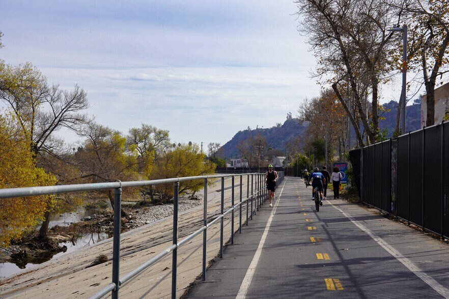 1771 W Blake Ave, Los Angeles, CA à louer - Photo de l’immeuble – Image 1 sur 31