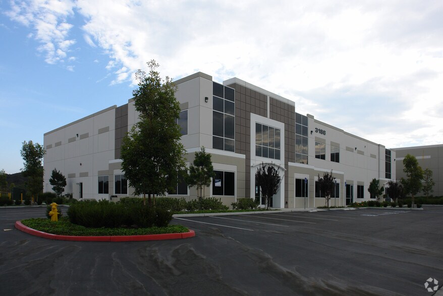 3186 Lionshead Ave, Carlsbad, CA à louer - Photo de l’immeuble – Image 1 sur 9