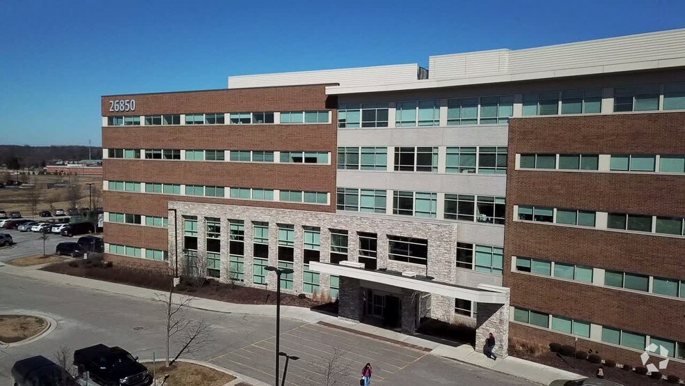 26850 Providence Pky, Novi, MI à louer - Vidéo aérienne – Image 2 sur 10