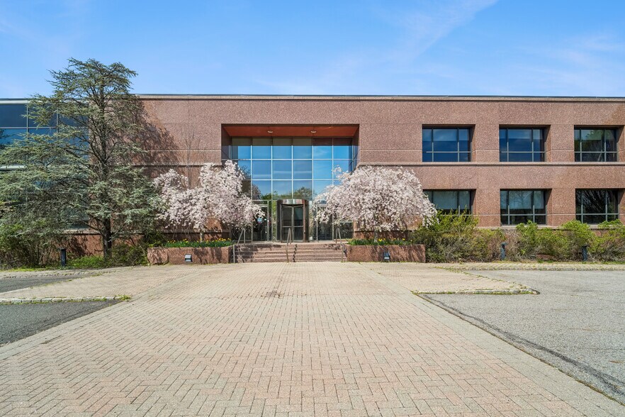 1000 Sylvan Ave, Englewood Cliffs, NJ à vendre - Photo de l’immeuble – Image 1 sur 54