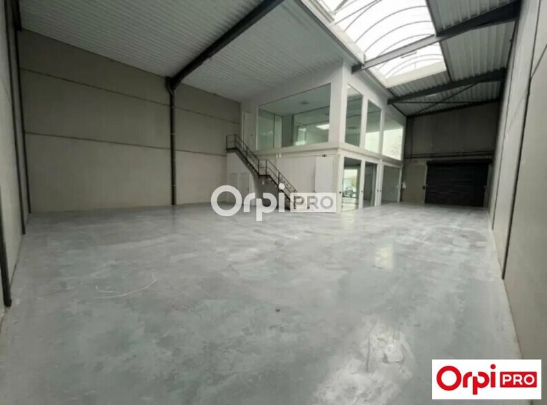 Local d’activités dans Neuville-en-Ferrain à louer - Photo intérieure – Image 2 sur 7