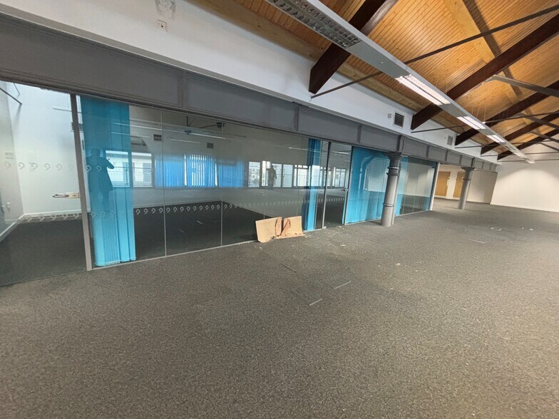 Wolverton Park Rd, Milton Keynes à louer - Photo de l’immeuble – Image 2 sur 20