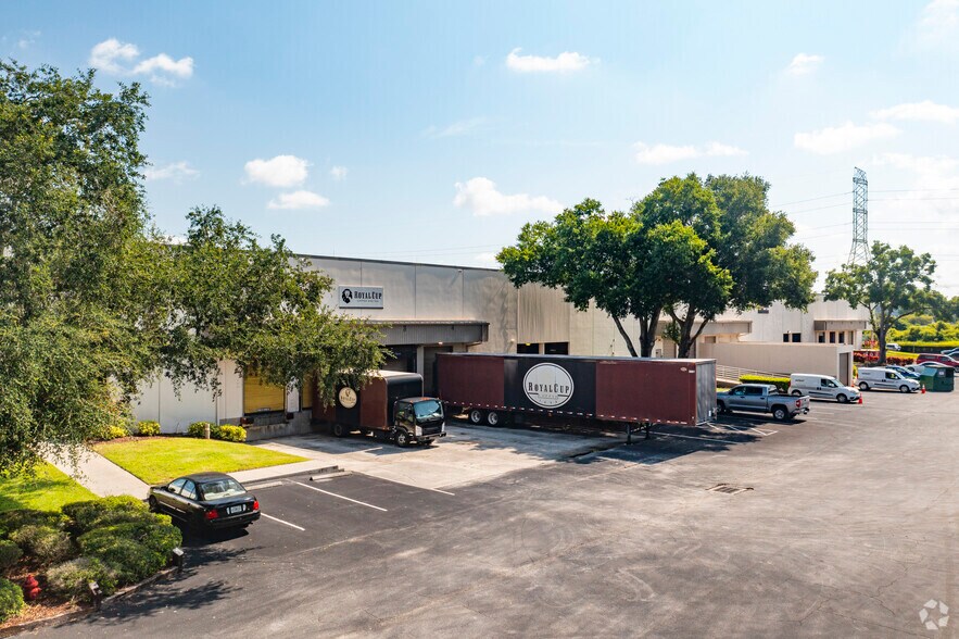 3502 Queen Palm Dr, Tampa, FL à louer - Photo de l’immeuble – Image 2 sur 6