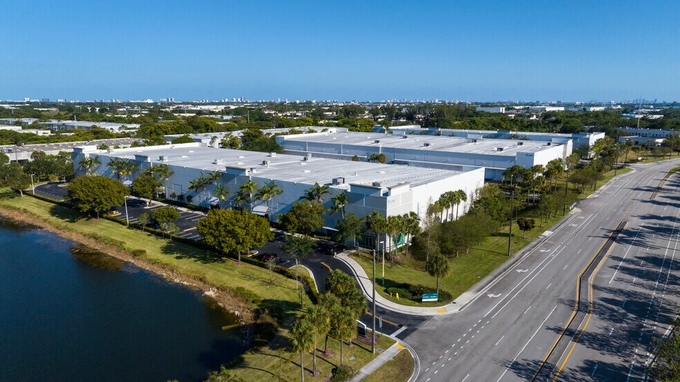 2900 NW 27th Ave, Pompano Beach, FL à louer - Photo de l’immeuble – Image 2 sur 8