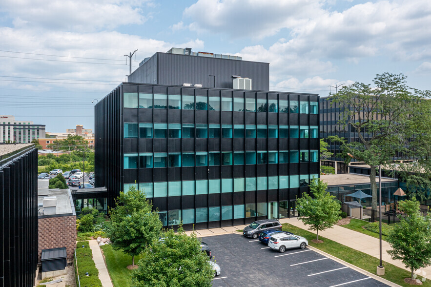 9933 Woods Dr, Skokie, IL à louer - Photo de l’immeuble – Image 2 sur 11