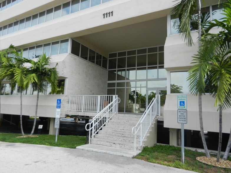 1111 12th St, Key West, FL à louer - Photo de l’immeuble – Image 3 sur 14