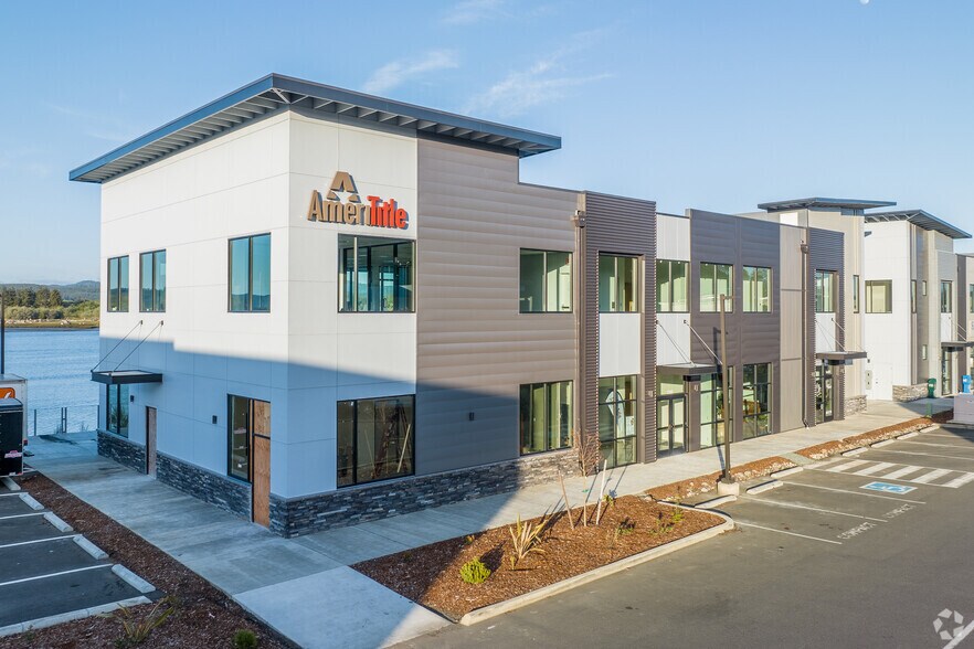 1280 N Bayshore Dr, Coos Bay, OR à louer - Photo principale – Image 1 sur 30