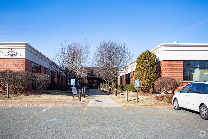213 Burlington Rd, Bedford, MA à louer - Photo de l’immeuble – Image 1 sur 2
